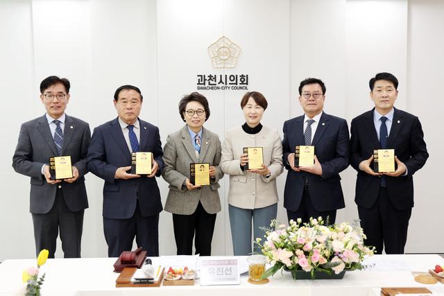 NSP통신-17일 이재식 수원시의회 의장왼쪽 두번째이 공로패를 받고 기념촬영을 하고 있다 사진 수원시의회