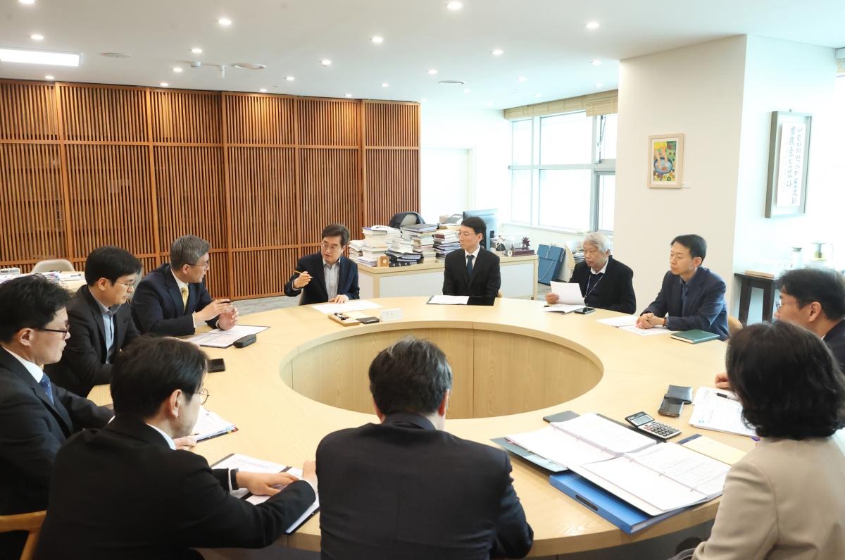 NSP통신-민생 및 에너지분야 추경을 위한 긴급 전략회의를 주재하고 있는 김동연 지사 사진 경기도