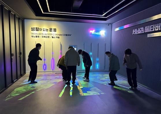 NSP통신-나주 가상융합체험존에서 시민들이 AR증강현실 콘텐츠 체험을 하고 있다 사진 나주시