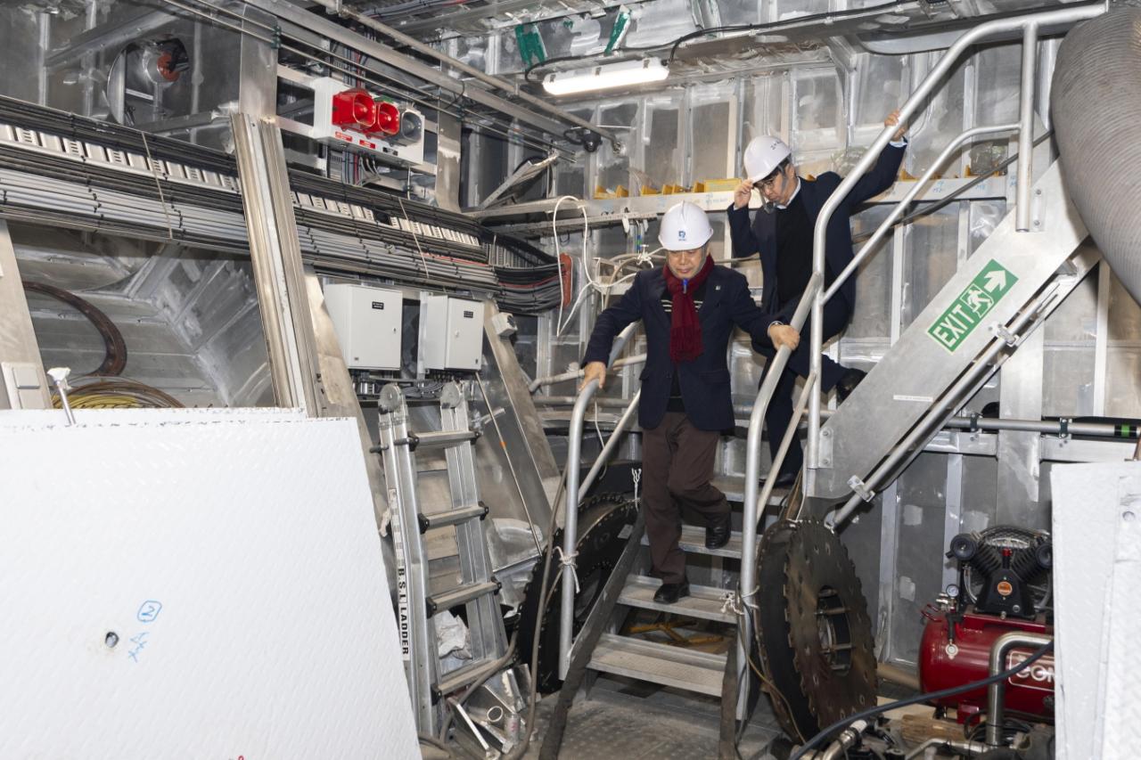 NSP통신-남한권 울릉군수가 엘도라도 익스프레스호를 둘러보고 있다 사진 울릉군청 제공