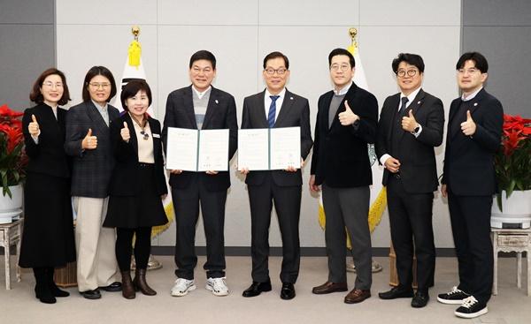 NSP통신-담양군이 18일 국립광주과학관과 인공지능디지털 문해력 제고 업무협약을 체결하고 있다 사진 담양군