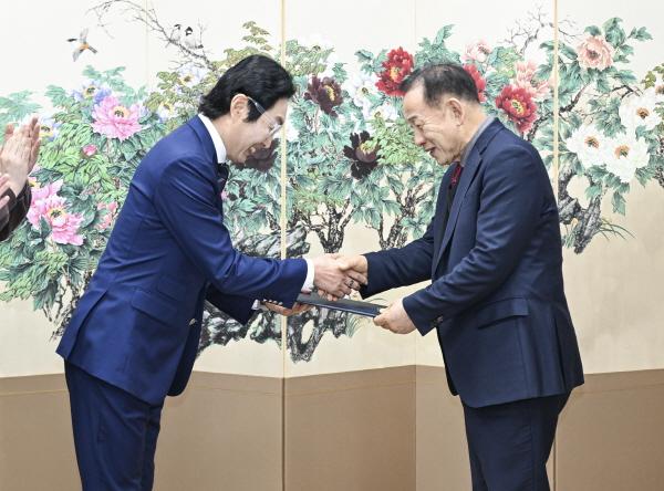 NSP통신-문경시는 지난 17일 맞춤형 문경 여행상품 개발을 위한 2026년 문경 전담여행사를 선정하고 지정서 전달식을 가졌다 사진 문경시