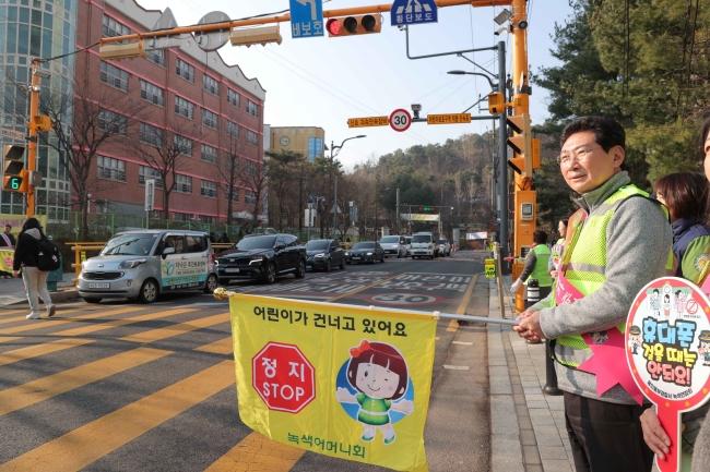 NSP통신-이상일 시장이 17일 역북초에서 교통지도 봉사 활동을 하고 있다 사진 용인특례시