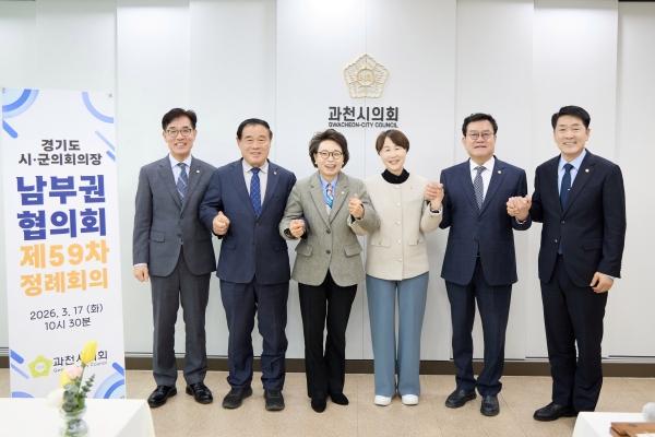 NSP통신-경기도시군의회의장 남부권협의회가 기념촬영을 하고 있다 김학기 의왕시의장왼쪽부터 이재식 수원특례시의장 하영주 과천시의장 유진선 용인특례시의장 이상복 오산시의장 배정수 화성특례시의장 사진 용인특례시의회