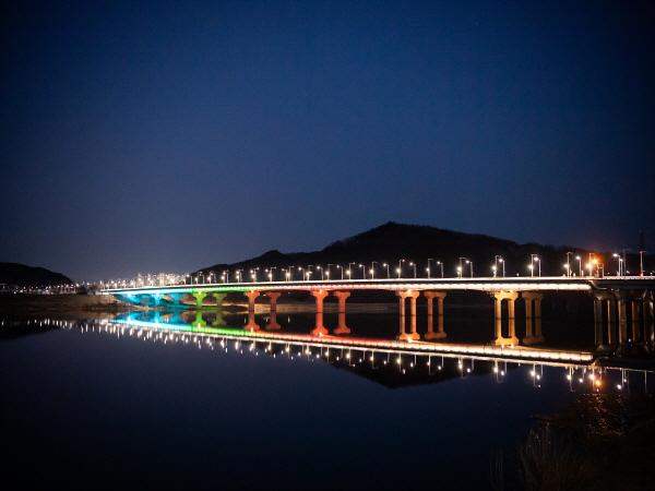 NSP통신-구미시는 산호대교 야간경관 조성사업을 성공적으로 마무리했다. (사진 = 구미시)