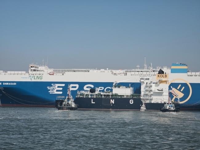 NSP통신-LNG 급유를 위해 정박 중인 급유선 모습 사진 경기도