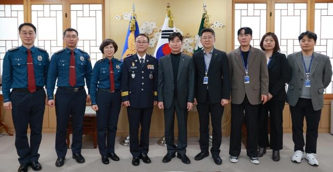 NSP통신-18일 경기도수원월드컵경기장관리재단과 경기남부경찰청이 수원월드컵경기장에서 업무협약을 체결한 가운데 기념촬영을 하고 있다 사진 경기수원월드컵재단