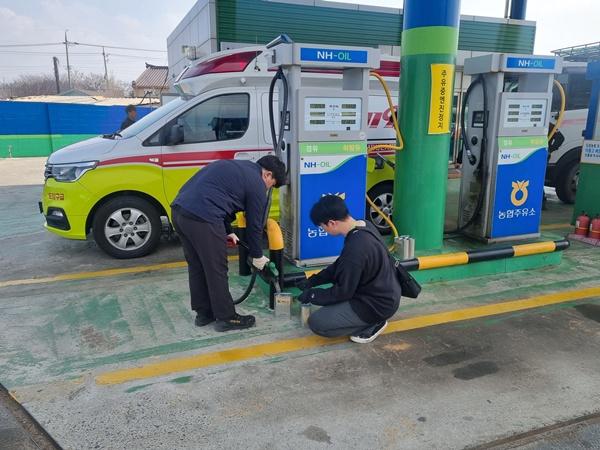 NSP통신-강진군 관계자가 품질검사를 위해 관내 주유소 석유제품을 채취하고 있다 사진 강진군