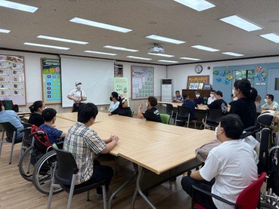 NSP통신-독서지도 강사가 주간보호센터를 방문해 찾아가는 취약계층 독서문화프로그램 체험 활동 사진 광양시청