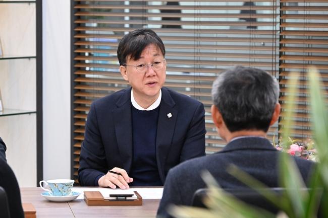 NSP통신-18일 이민근 시장이 안산 상공회의소에서 열린 중동사태 지역 기업 피해상황 점검 간담회에서 기업 애로사항을 듣고 있다 사진 안산시