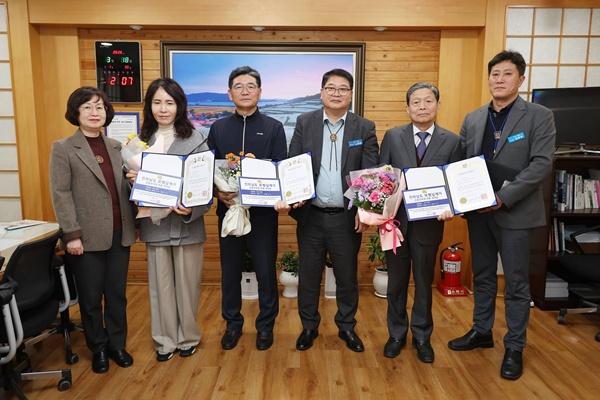 NSP통신-장흥군이 지난 18일 가진 2026년 전남도 모범납세자 증명서 전달식 사진 장흥군