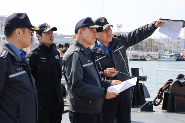 NSP통신-동해지방해양경찰청은 해양안전 특별 관리기간인 19일 포항지역 해경 구조대 및 파출소 등을 방문해 안전관리 및 구조 즉응태세를 확인하는 등 최일선 치안 현장 점검을 실시했다고 밝혔다 사진 포항 해양경찰서
