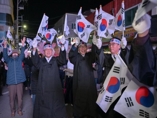 NSP통신-영덕군은 영해 318독립 만세운동 107주년을 맞아 지난 17일과 18일 2일간 영해면 일원에서 기념행사를 거행했다 사진 영덕군