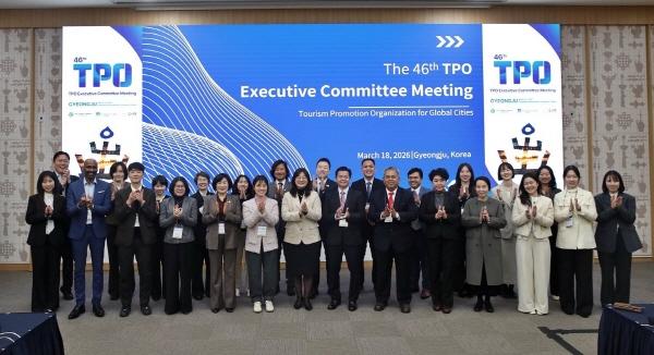 NSP통신-참가자들 공식 일정 이후 대릉원 및 동궁과 월지 월정교 등 방문하는 야간 시찰 프로그램에 참여 사진 경주시