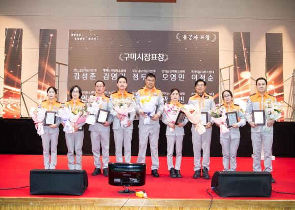 NSP통신-구미시는 19일 구미시복합스포츠센터에서 의용소방대원과 소방 관계자 등 800여 명이 참석한 가운데 제5주년 의용소방대의 날 기념식과 제32회 의용소방대 소방기술경연대회를 개최했다 유공자 표창 모습 사진 구미시