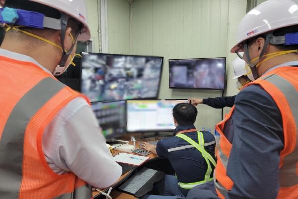 NSP통신-AI솔루션 개발실증 지원사업에 참여하는 지역 AI기업 앰버로드 대표 등이 철강제조 기업인 스톨베르그amp삼일의 통합관제실에서 공정 운영 현황을 모니터링하고 있다 사진 포항시