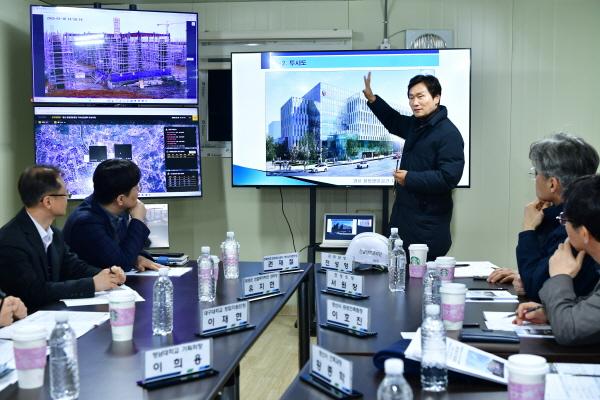 NSP통신-경산시는 지난 18일 경산 대임 공공주택지구 일원에 조성 중인 임당유니콘파크 조성 공사 현장을 방문했다 사진 경산시