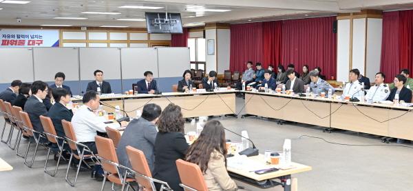 NSP통신-대구시는 19일 김정기 대구광역시장 권한대행 주재로 실국본부장과 구군 대구경찰청 관계자 등 26명이 참석해 2026 대구마라톤 평가보고회를 개최했다 사진 대구광역시