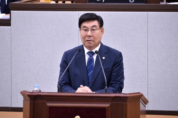 NSP통신-김영규 의원이 제254회 임시회에서 화학산업 소재·부품·장비(소부장) 특화단지 여수 유치를 주장하고 있다. (사진 = 여수시의회)