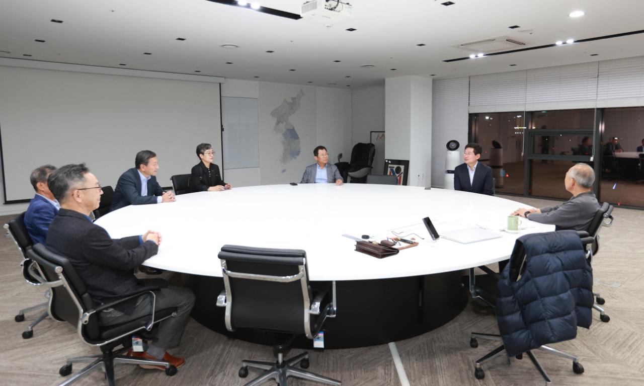 NSP통신-이상일 용인특례시장이 지역 내 반도체 기업 대표들과 간담회를 갖고 애로사항을 청취하고 있다 사진 용인특례시