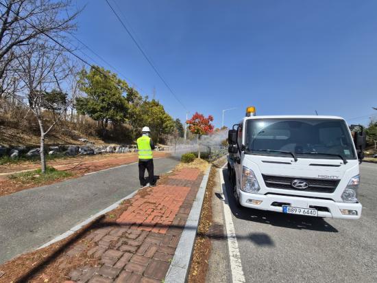 NSP통신-도심권 가로수 민원처리반 방제작업 사진 광양시청