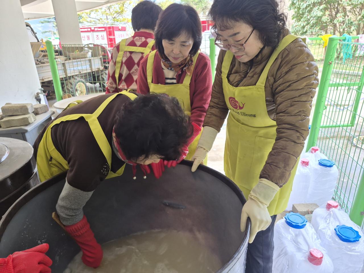 NSP통신-슬로푸드 울릉군지부 회원들이 간장을 담그려 우산고로쇠수액을 가마솥에 붓고 있다 사진 슬로푸드 울릉군지부회장 박정애제공