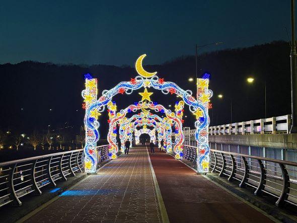 NSP통신-안동 영락교 빛의 터널로 재탄생 별과 달 모티브로 한 루미나리에 10개소 설치 완료 월영교 및 테마거리 등 연계한 야간 관광 기대 사진 안동시