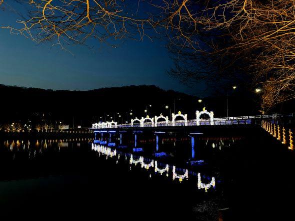 NSP통신-영락교 교량 전 구간에 총 10개소가 설치돼 점등 시 빛의 터널과 같은 환상적인 경관을 연출한다 사진 안동시