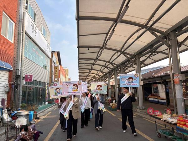 NSP통신-장흥군이 최근 제16회 정남진장흥토요시장에서 실시한 결핵예방 캠페인. (사진 = 장흥군)
