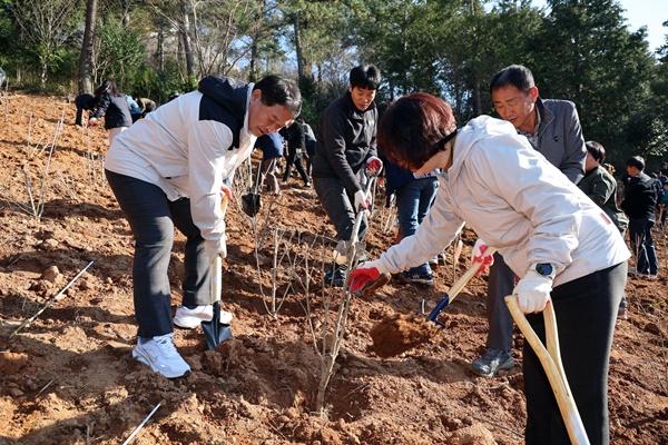 NSP통신-장흥군이 제81회 식목일을 맞아 지난 19일 관산읍 삼산리 장흥 126타워 일원에서 실시한 함께 만드는 무궁화동산 식목행사 사진 장흥군