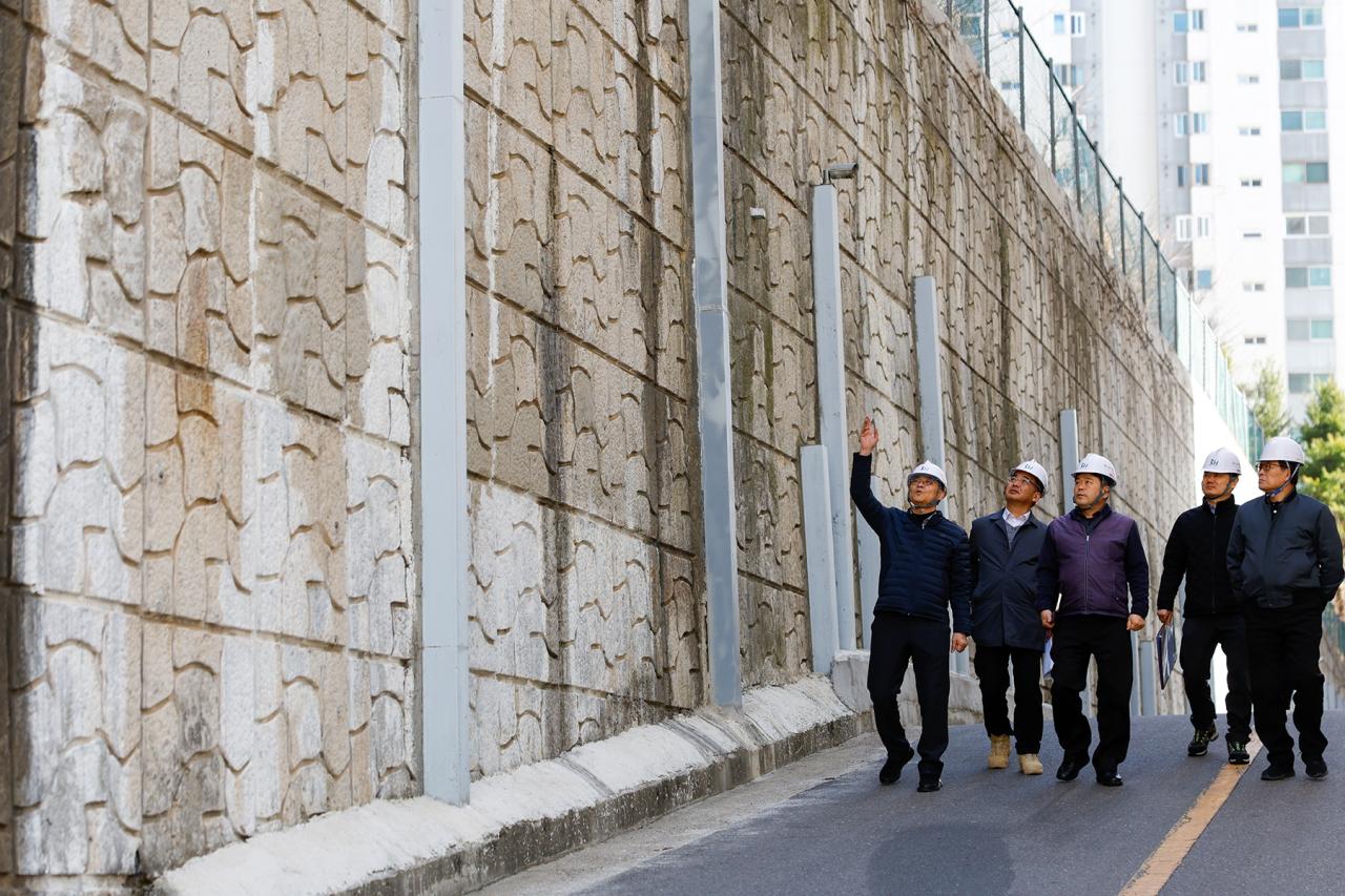 NSP통신-황상하 사장 등이 공공주택 단지 옹벽 상태를 확인하고 있다 사진 SH