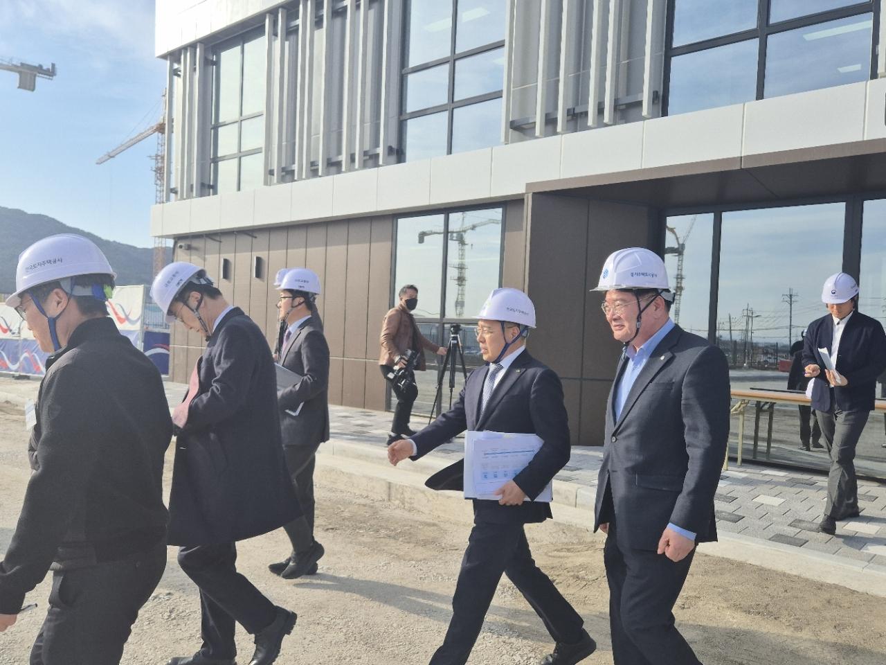 NSP통신-김윤덕 국토부장관 남양주 왕숙신도시 현장 방문왼쪽에서 두 번째 김윤덕 장관 오른쪽에서 두 번째 김용진 GH 사장