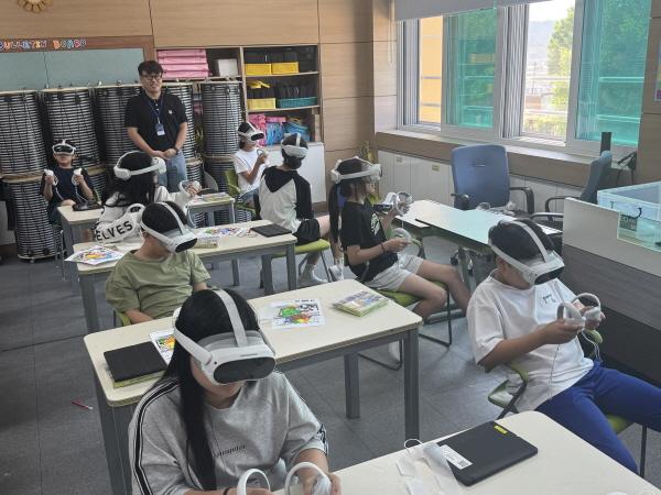 NSP통신-학생들과 프로그램 운영중인 김진석 교사 사진 경상북도교육청