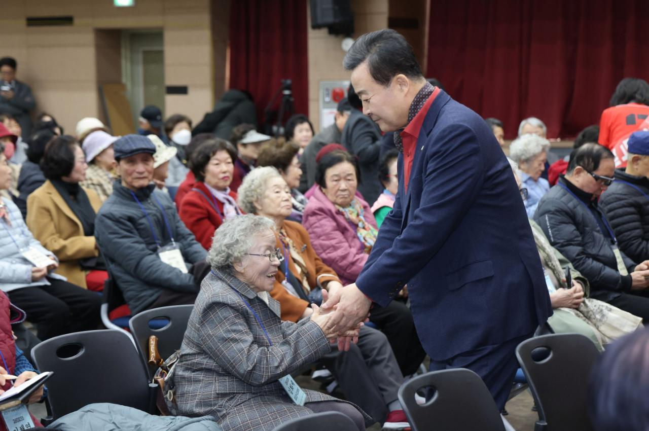 NSP통신-김성제 시장이 사랑채노인대학 입학식에서 한 어르신과 악수하며 입학 축하 인사를 나누고 있다 사진 의왕시