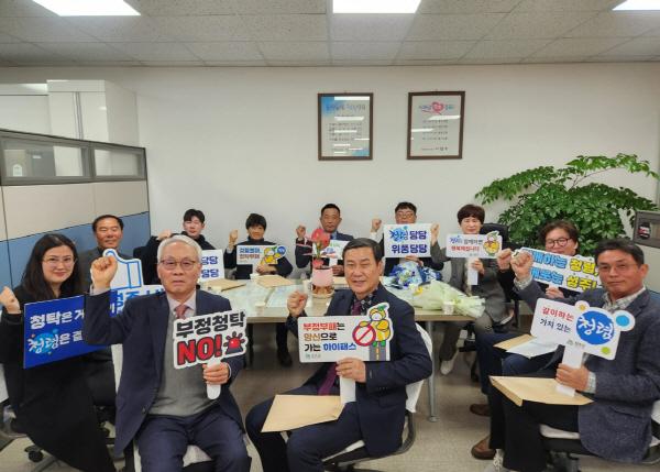 NSP통신-성주군은 직원 정례조회에서 2026년도 지방세 유공납세자개인 및 법인 10명을 선정하여 표창을 수여하고 이후 재무과에서 납세자와 함께 군 세정분야 발전을 위한 소통의 시간을 가졌다 사진 성주군