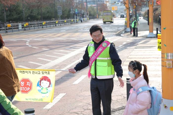 NSP통신-20일 함박초 후문 삼거리에서 이상일 시장이 등굣길 교통지도 봉사활동에 참여하고 있다 사진 용인특례시