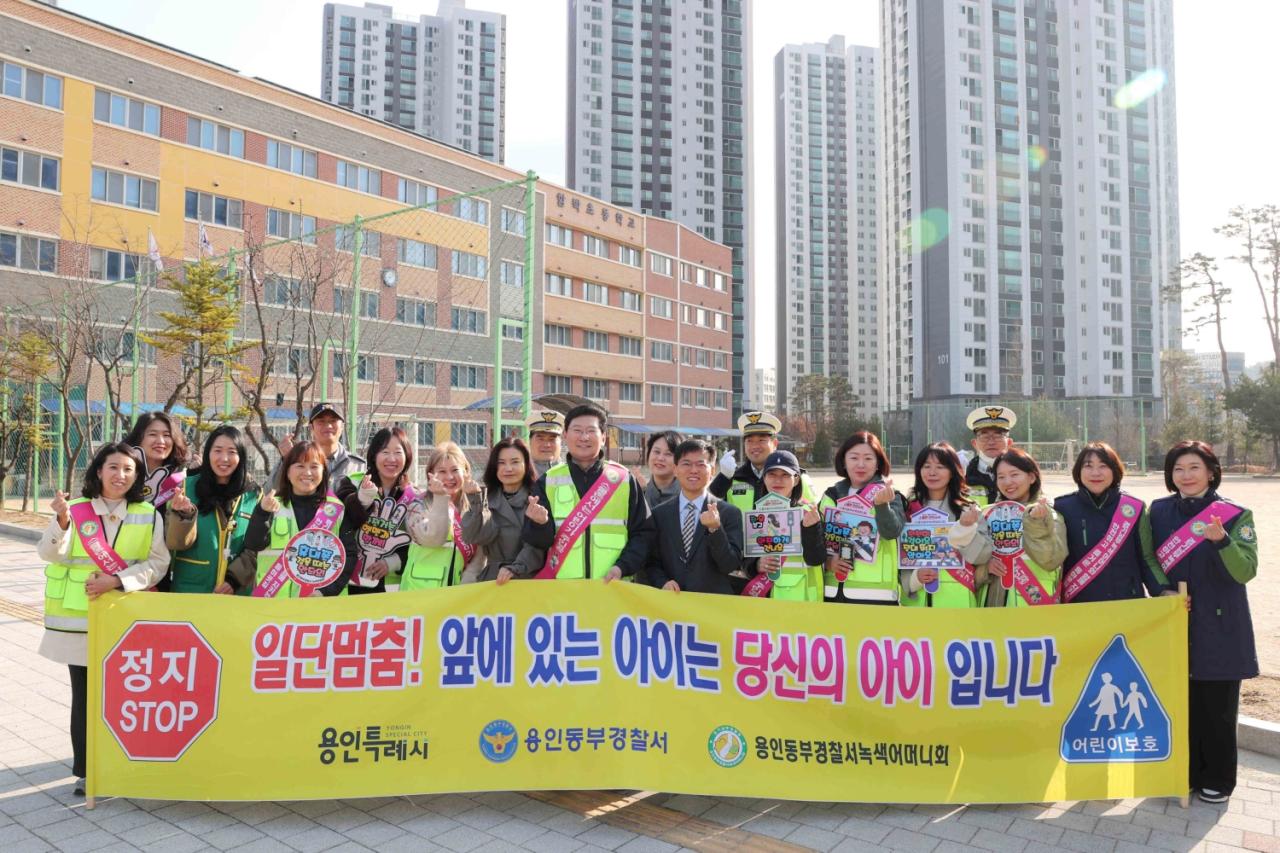 NSP통신-이상일 용인특례시장이 등굣길 교통지도 봉사 후 참석자들과 기념촬영을 하고 있다 사진 용인특례시