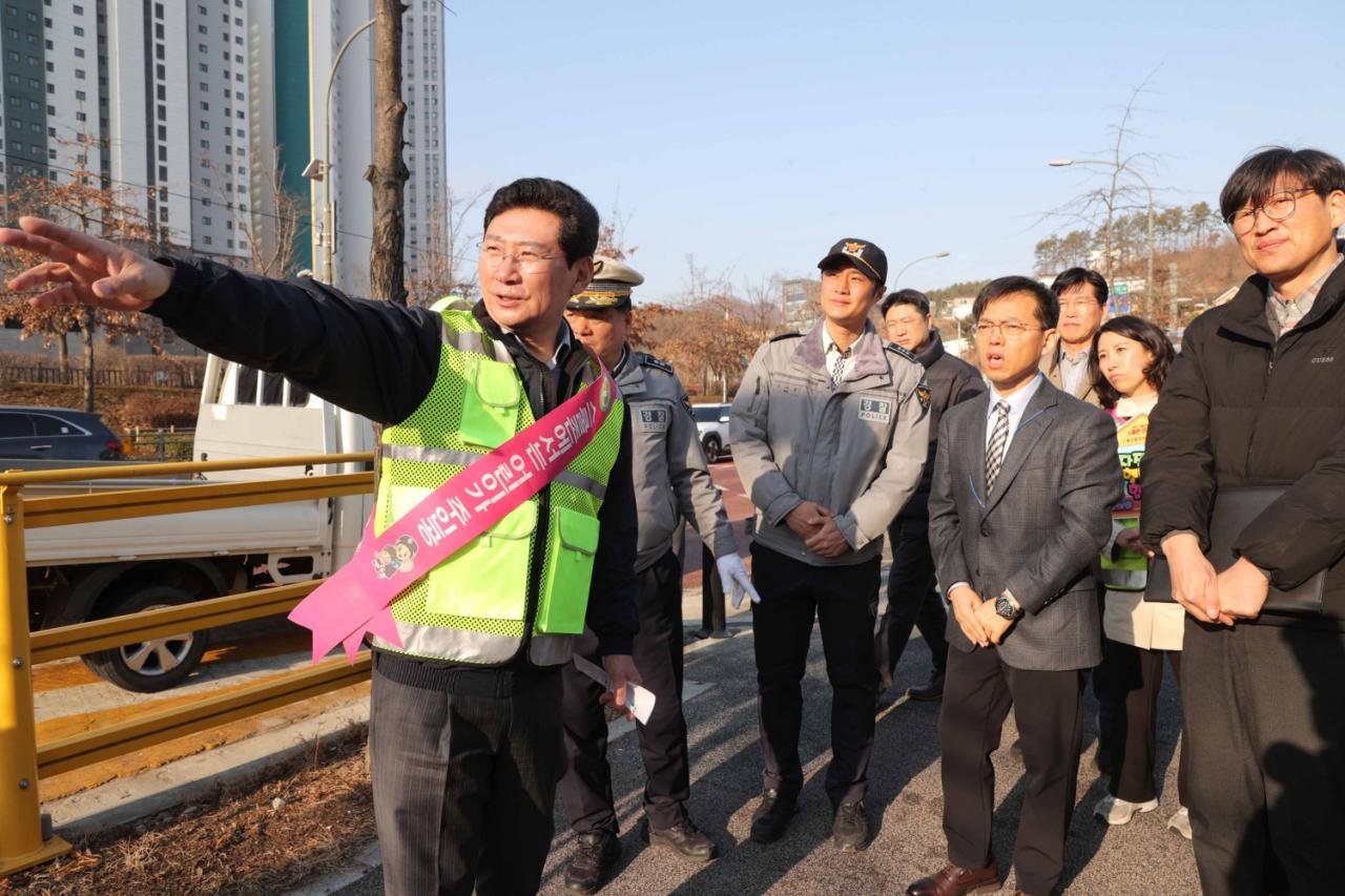 NSP통신-이상일 시장이 통학로 개선사업의 주요 시설 현황을 관계자들과 살펴보고 있다 사진 용인특례시