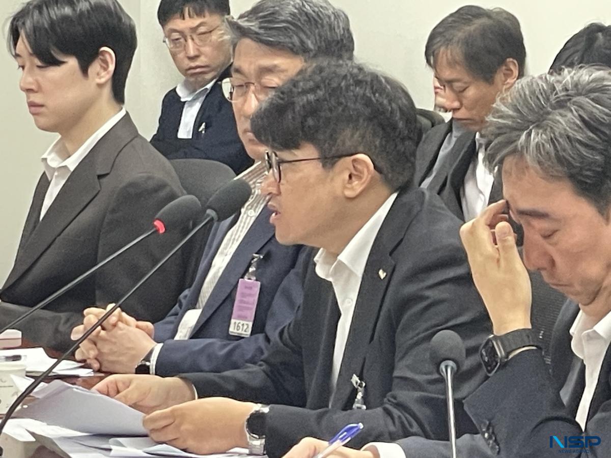 NSP통신-진동화 한국거래소 유가증권시장본부 본부장보(가운데)가 20일 주식시장 거래시간 연장 간담회에서 거래소의 연장 계획 취지 및 논의 과정을 설명하고 있다. (사진 = 임성수 기자)