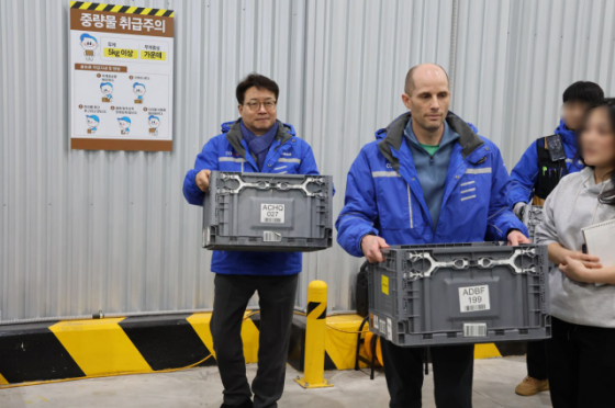 NSP통신-염태영 더불어민주당 국회의원왼쪽이 해롤드 로저스 쿠팡 대표와 새벽재송 노동을 체험했다 사진 염태영 의원실