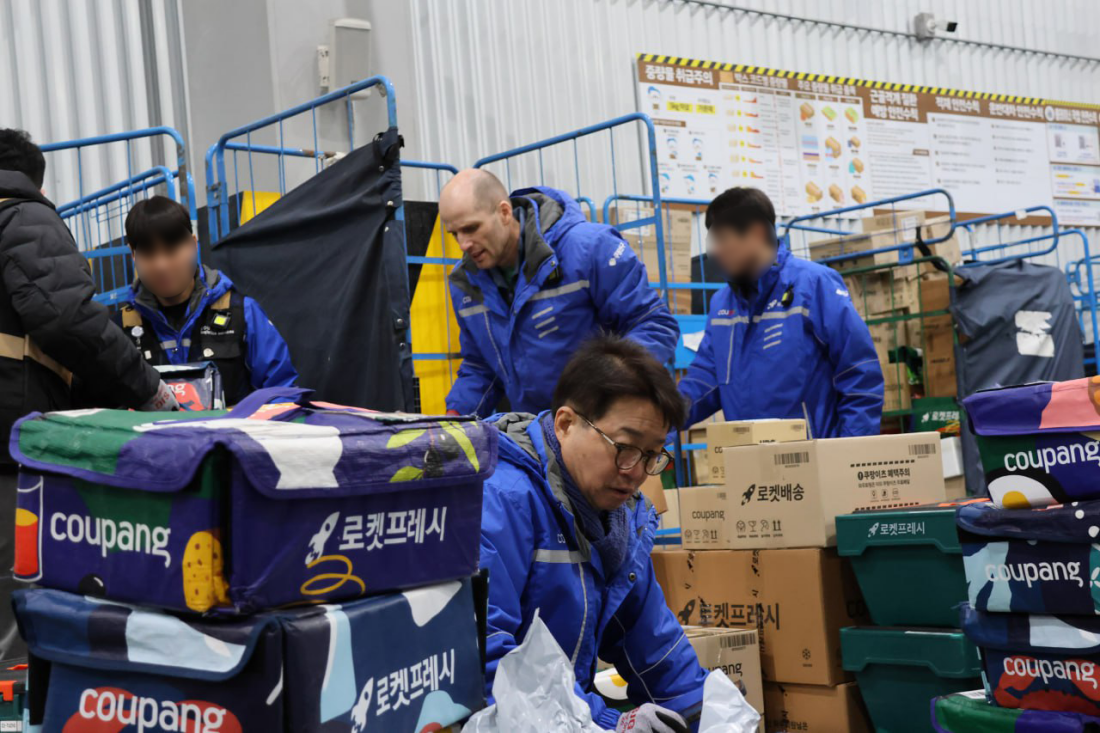 NSP통신-염태영 국회의원이 해롤드 로저스 쿠팡 대표와 새벽재송 노동을 체험하고 있다 사진 염태영 의원실