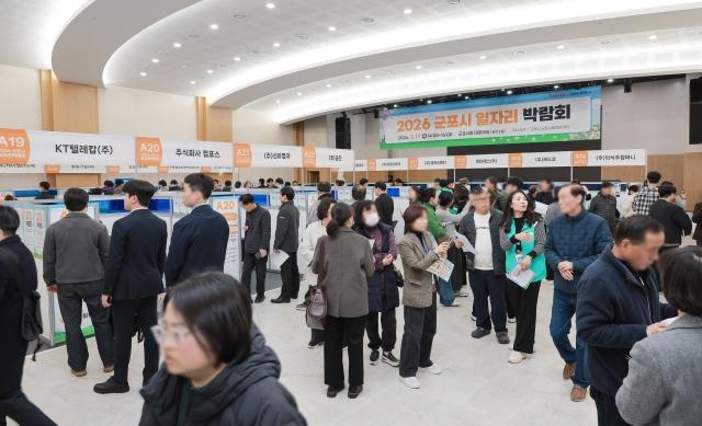 [NSP PHOTO]우리동네 사용설명서군포시 일자리 박람회 540명 지원 400여명 채용2차면접 대기중