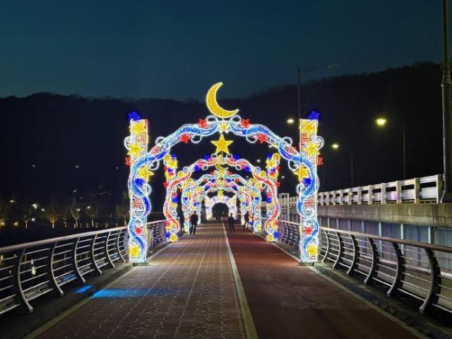 [NSP PHOTO]안동 영락교 별과 달 모티브 빛의 터널 설치