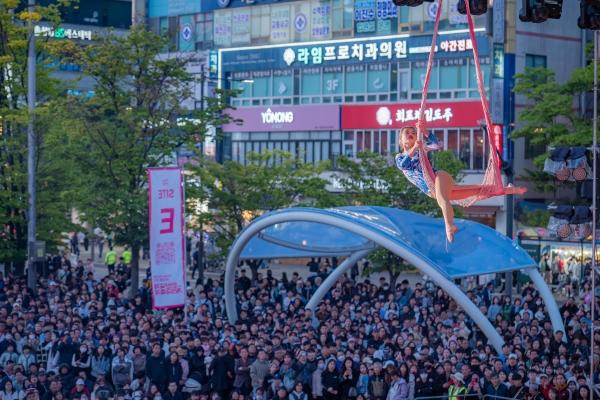 NSP통신-제22회 안산국제거리극축제 개막 공연인 동춘서커스의 버라이어티 서커스쇼 사진 안산문화재단