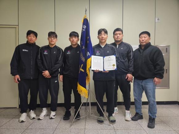 NSP통신-단체전 금메달을 획득한 홍석웅왼쪽부터박희원김유철송민기황민호 선수 김혁 감독 사진 용인특례시