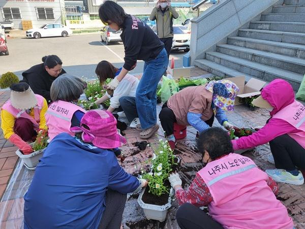 -나주시 관내 어르신들이 노인일자리 사업에 참여하고 있다 사진 나주시