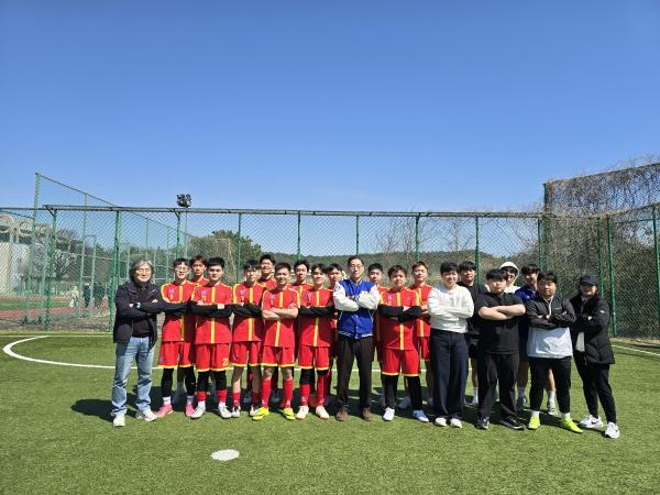 -위덕대학교는 지난 20일 대학 정진관 운동장에서 외국인 유학생과 물리치료학과 재학생 간 교류와 화합을 도모하기 위한 친선 풋살경기를 개최했다 사진 위덕대학교