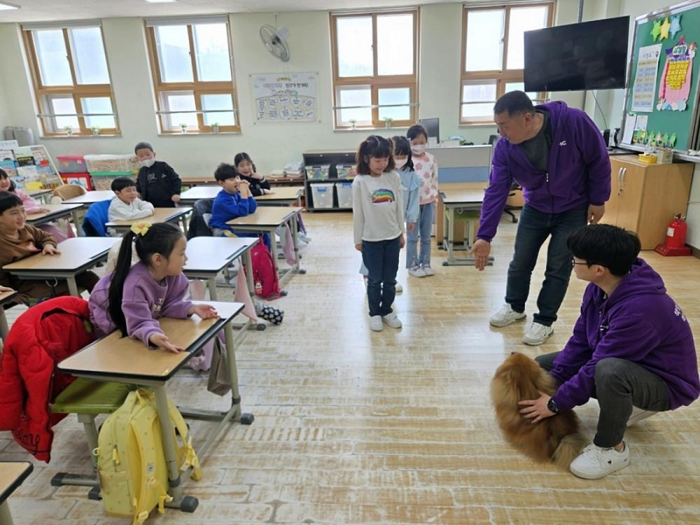 -이웅종 한국동물매개치료견협회 회장이 교육기관을 방문해 동물매개치유 프로그램을 진행하는 모습 사진 김종식 기자