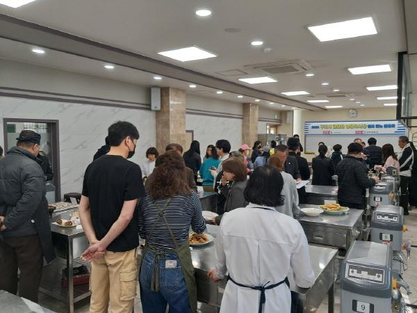 -구미시는 지난 19일 구미대학교에서 구미 달달한 낭만야시장 참여 셀러를 대상으로 먹거리 품평회를 개최했다 사진 구미시