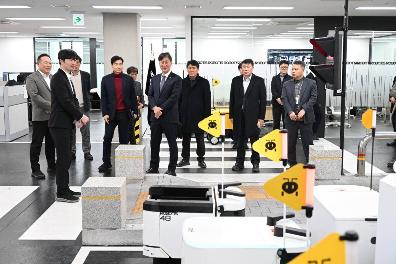 -이민근 시장이 서울 로보티즈 본사에서 열린 로봇 산업 투자유치 설명회에서 로봇 기술 시연을 참관하고 있다 사진 안산시